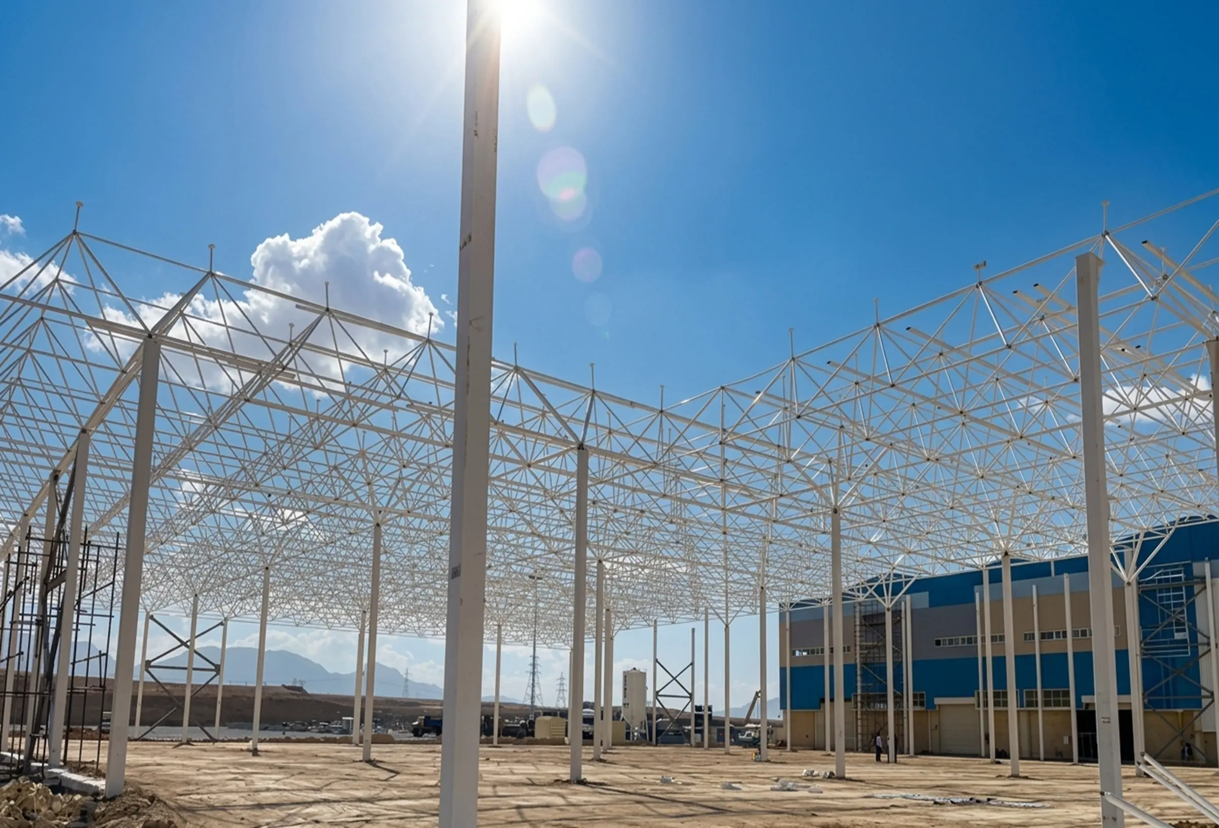 Space frame erection over the production hall at the Arian Motor Factory, Arak