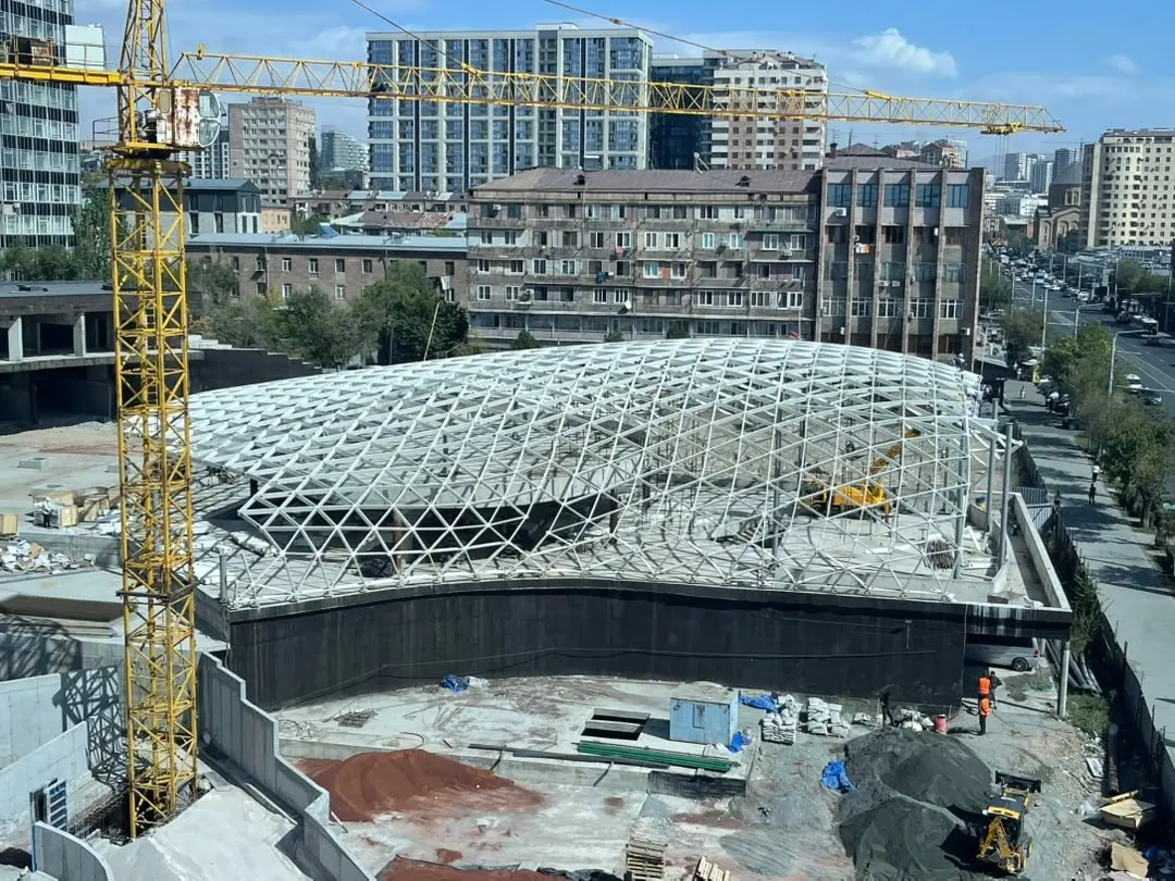DOMAINE from above, the gridshell and the tower crane with Yerevan beyond