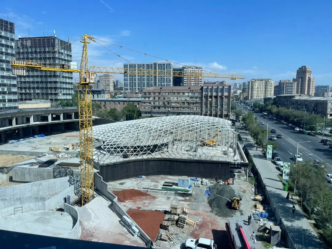 DOMAINE from a neighbouring building, the gridshell beside the avenue