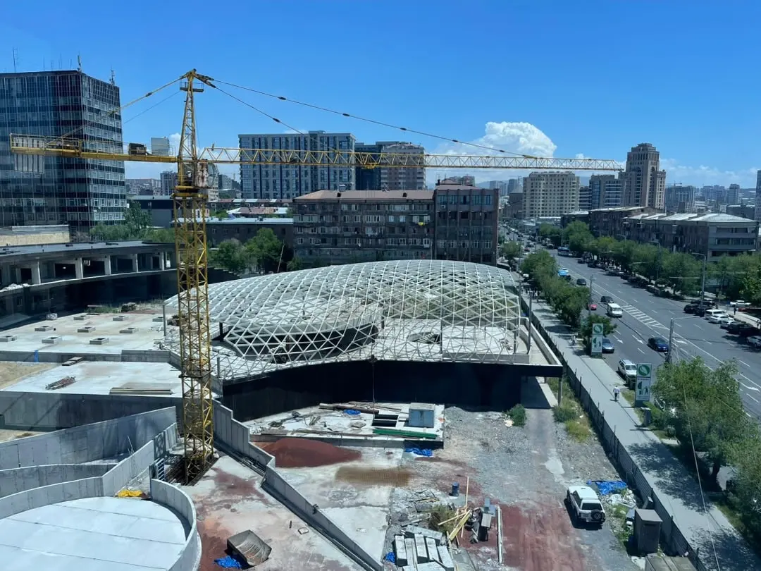 The erected DOMAINE gridshell from above, with the site and the avenue alongside