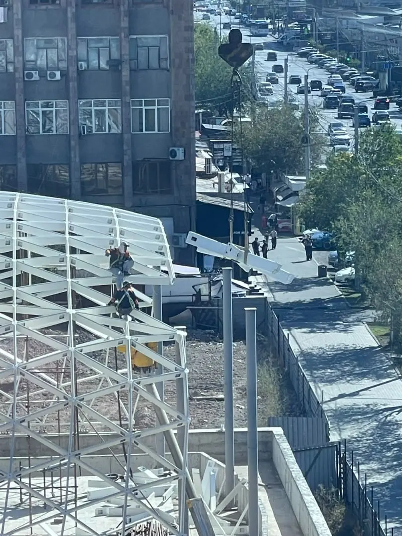 Work at the edge of the DOMAINE gridshell, the street below