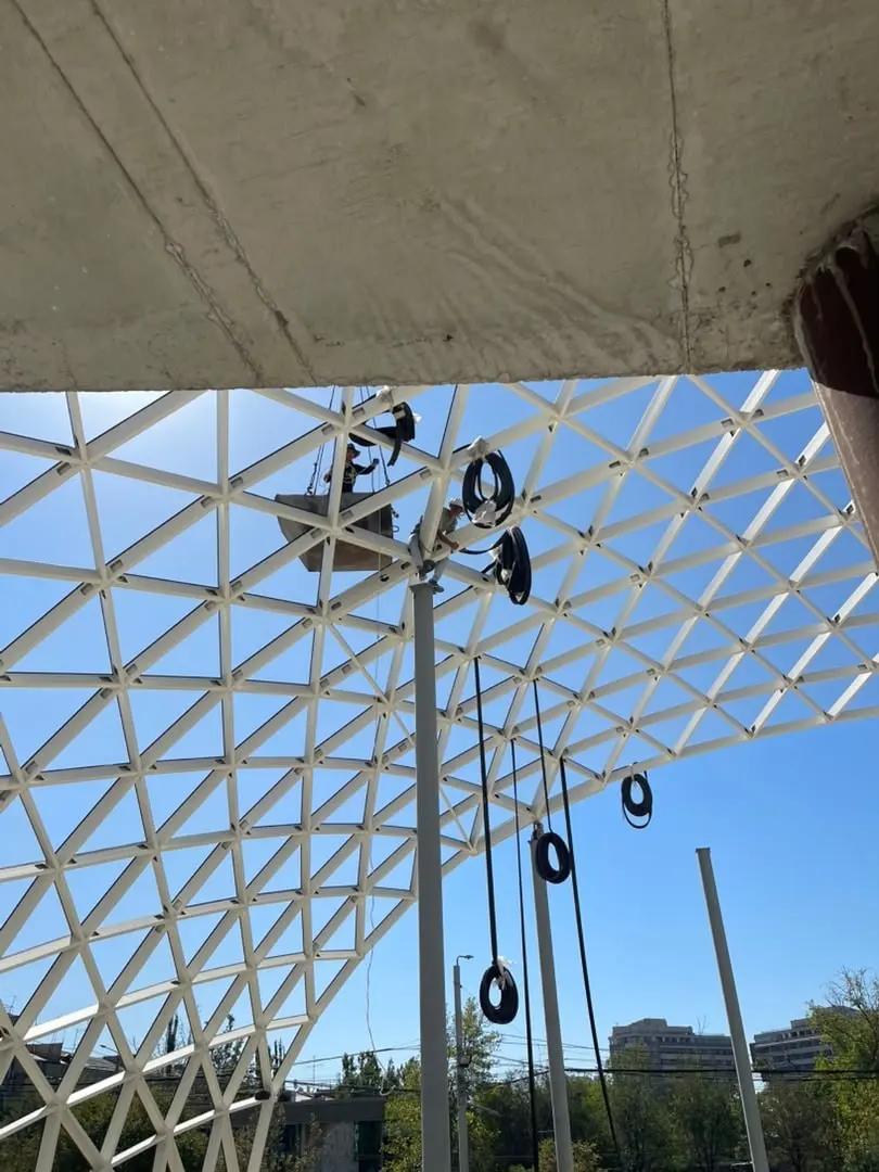Chain hoists rigged from the DOMAINE grid