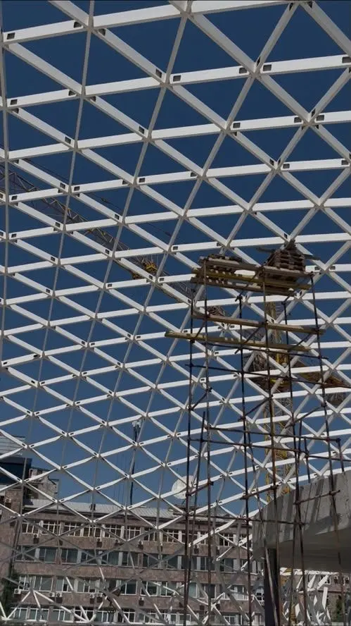A temporary support tower beneath the DOMAINE gridshell