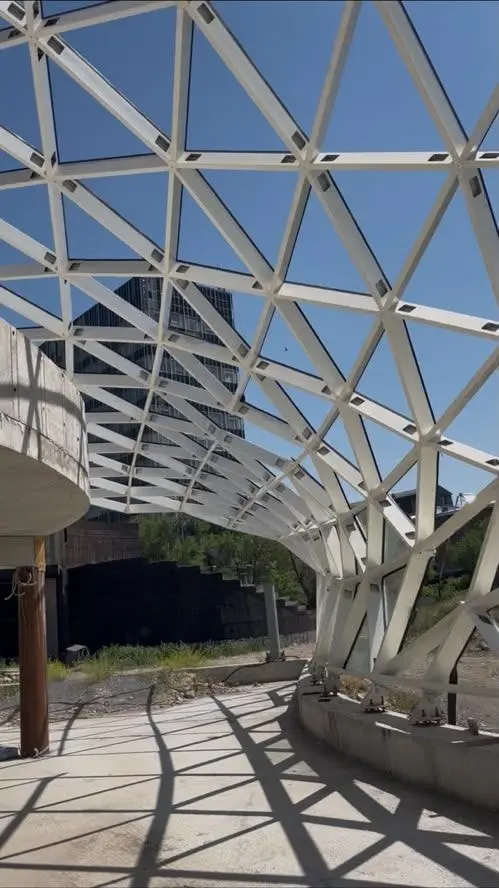 The DOMAINE gridshell where it comes down to the podium walkway