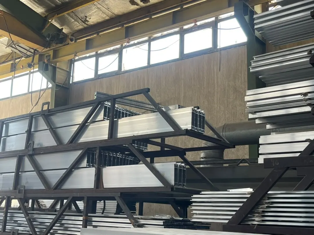 Aluminium profiles for DOMAINE racked in the workshop