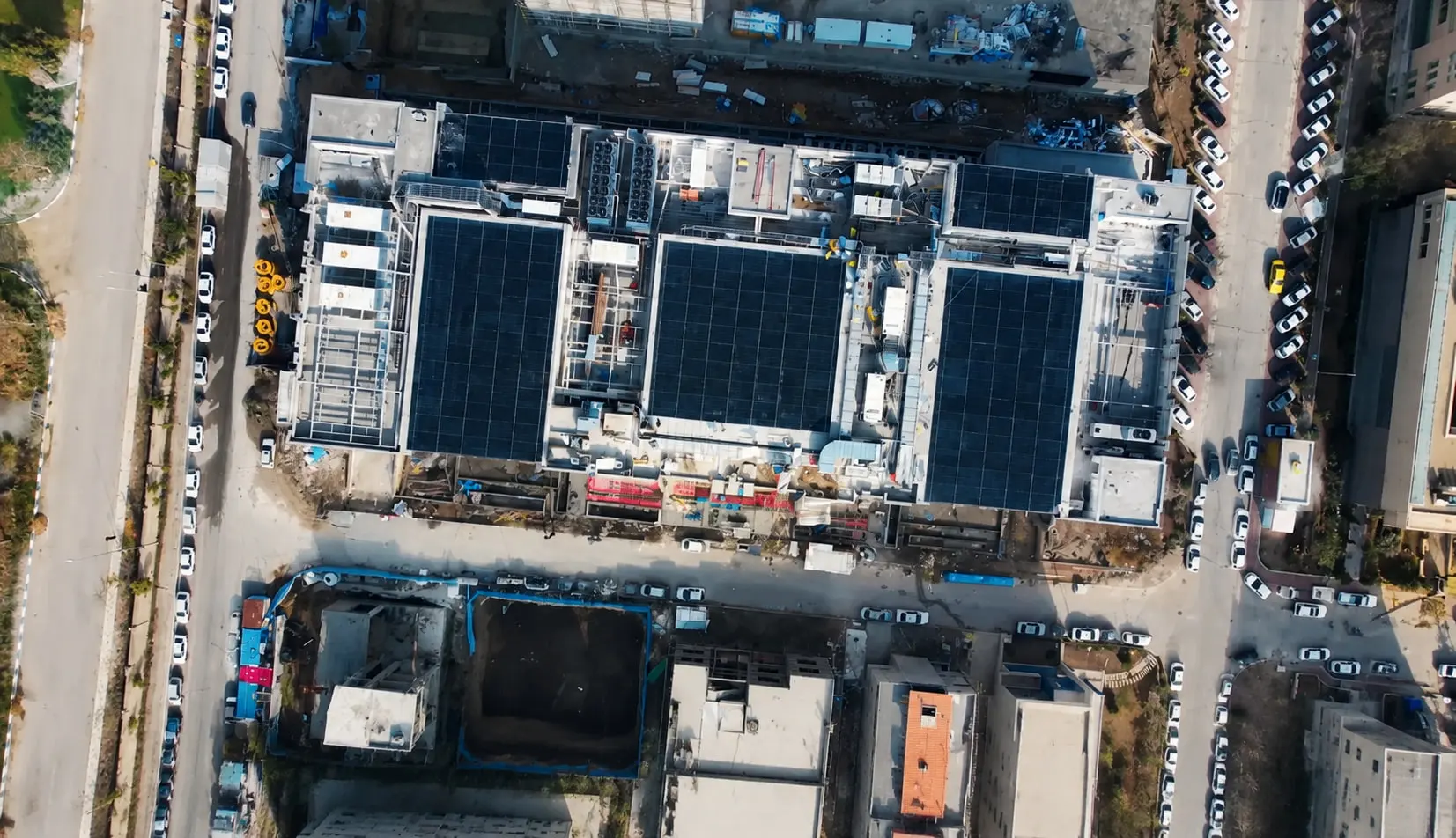 The three Fanap courtyard roofs seen from directly above — one of 20 × 20 m between two of 26 × 17 m