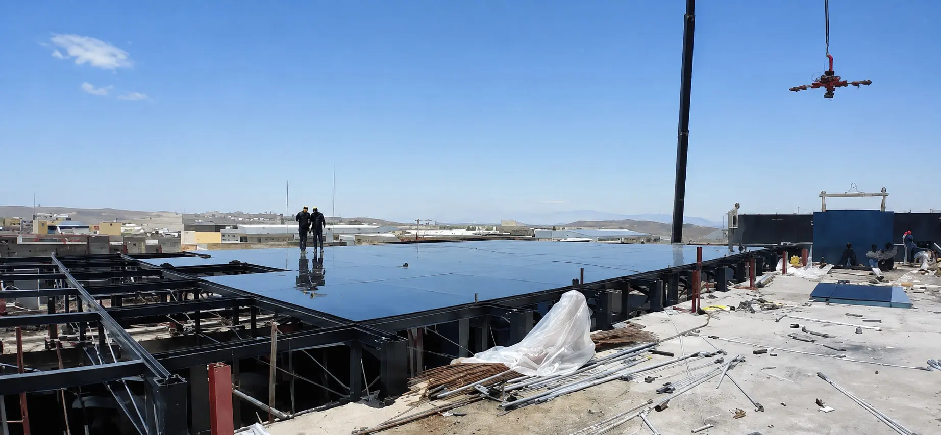 A Fanap roof part-glazed, finished panels behind the working edge and a glass lifter on the crane overhead