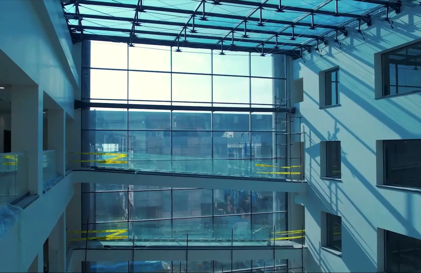A Fanap courtyard roof meeting the curtain wall at ninety degrees, the wall continuing down past the galleries to the ground floor