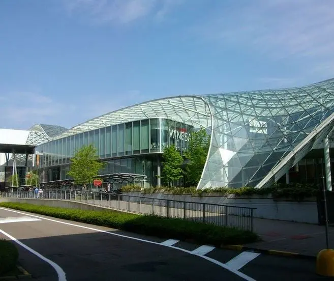 Reference example 5 of free-form structures — doubly curved steel and glass