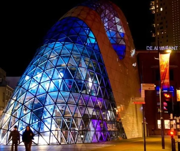Reference example 10 of free-form structures — doubly curved steel and glass