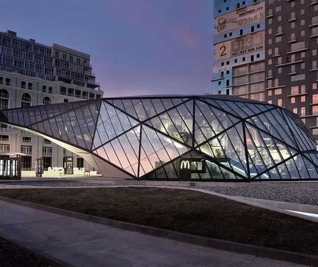 Reference example 11 of free-form structures — doubly curved steel and glass