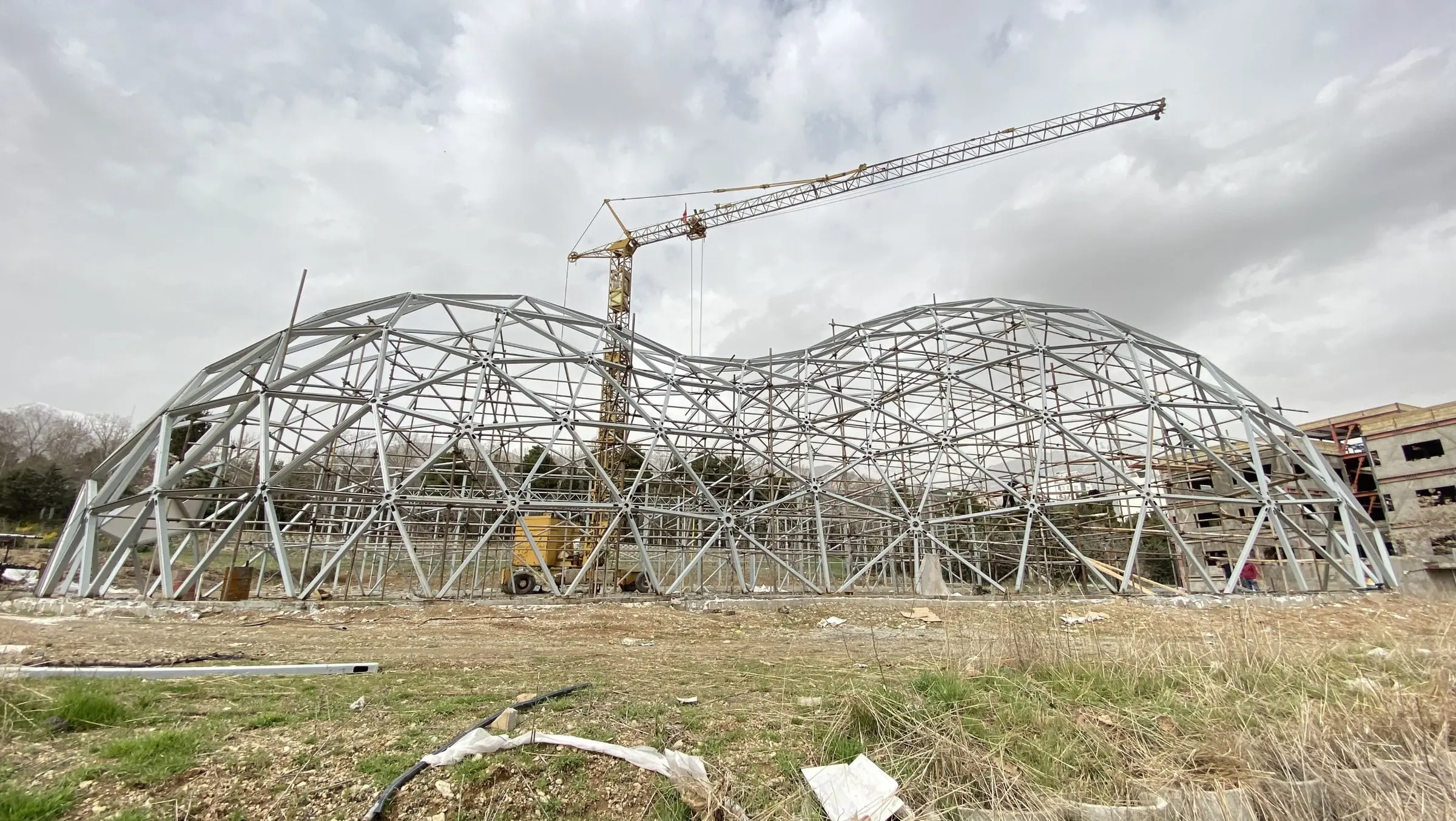 A doubly curved steel gridshell under erection at the Middle East Plant Research Center, Velenjak, Tehran